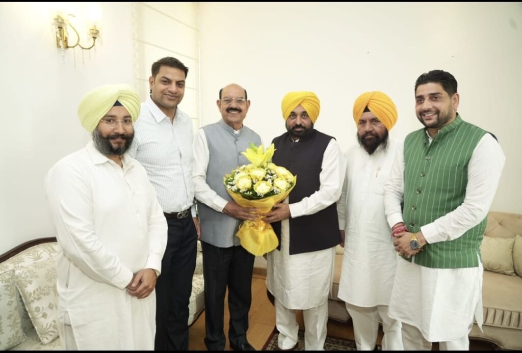 ਜਲੰਧਰ ‘ਚ ‘ਆਪ’ ਦੇ ਵੱਧਦੇ ਕਦਮ, ਭਾਜਪਾ ਨੇਤਾ ਮਹਿੰਦਰ ਭਗਤ ਨੇ ਫੜਿਆ ਝਾੜੂ