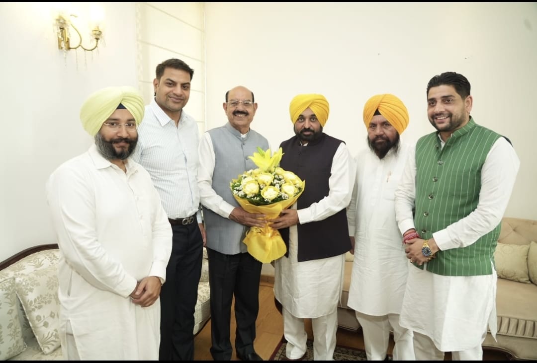ਜਲੰਧਰ ‘ਚ ‘ਆਪ’ ਦੇ ਵੱਧਦੇ ਕਦਮ, ਭਾਜਪਾ ਨੇਤਾ ਮਹਿੰਦਰ ਭਗਤ ਨੇ ਫੜਿਆ ਝਾੜੂ