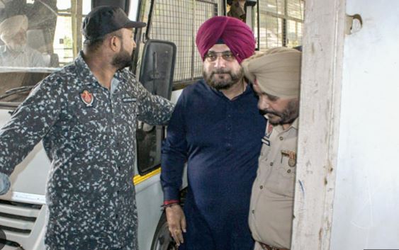ਰਿਹਾਅ ਹੋਏ ਸਿੱਧੂ, ‘ਬੜੀ ਦੇਰ ਕਰਦੀ ਮੇਹਰਬਾਂ ਆਤੇ ਆਤੇ’