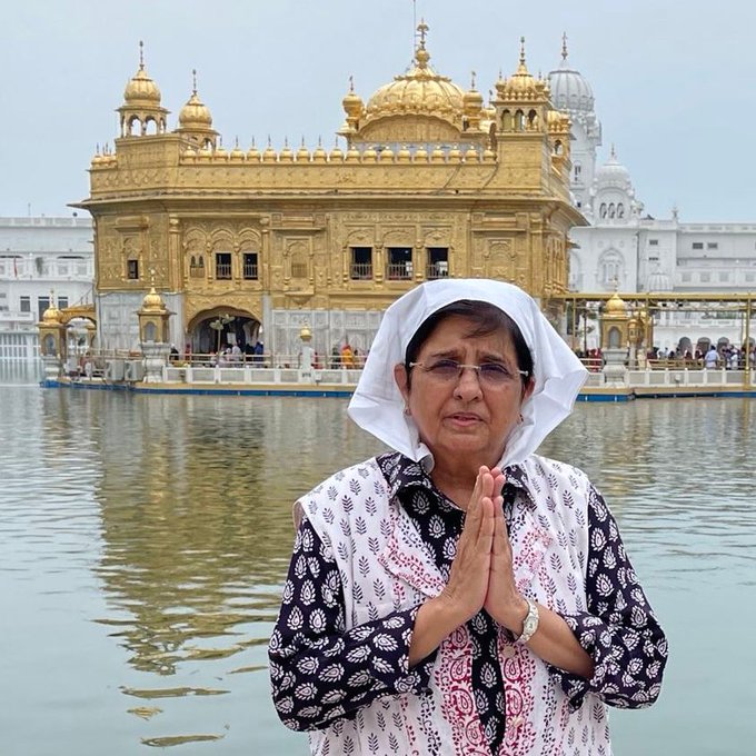 ਸੱਚਖੰਡ ਸ਼੍ਰੀ ਹਰਿਮੰਦਰ ਸਾਹਿਬ ਨਤਮਸਤਕ ਹੋਈ ਗੋਆ ਦੀ ਸਾਬਕਾ ਗਵਰਨਰ ਕਿਰਨ ਬੇਦੀ
