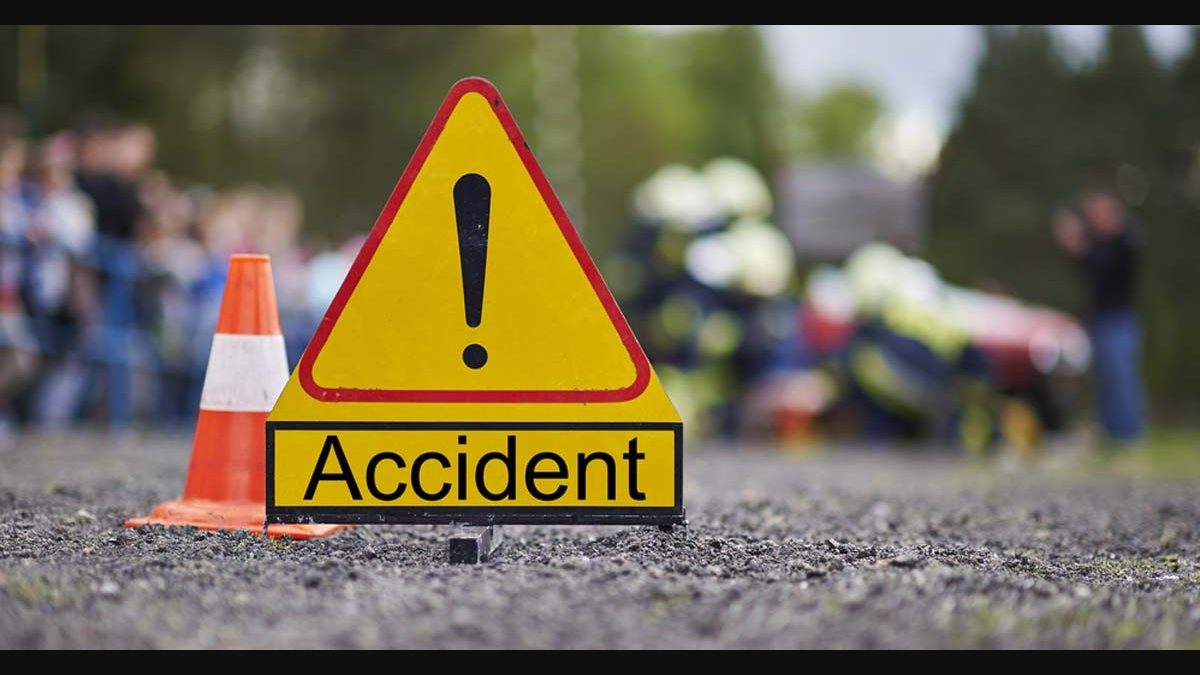 ਸੜਕ ਹਾਦਸੇ ‘ਚ ਟੱਕਰ ਤੋਂ ਬਾਅਦ ਬੱਸ ਨੂੰ ਲੱਗੀ ਅੱਗ, 18 ਦੀ ਮੌ.ਤ