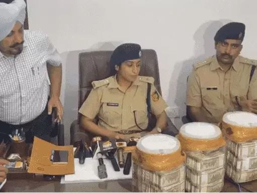 ਚੰਡੀਗੜ੍ਹ ‘ਚ ਵਪਾਰੀ ਤੋਂ 1 ਕਰੋੜ ਦੀ ਲੁੱਟ ਦਾ ਮਾਮਲਾ: 2 ਕਾਂਸਟੇਬਲ ਗ੍ਰਿਫ਼ਤਾਰ, ਮੁਲਜ਼ਮ SI ਦੀ ਭਾਲ ਜਾਰੀ