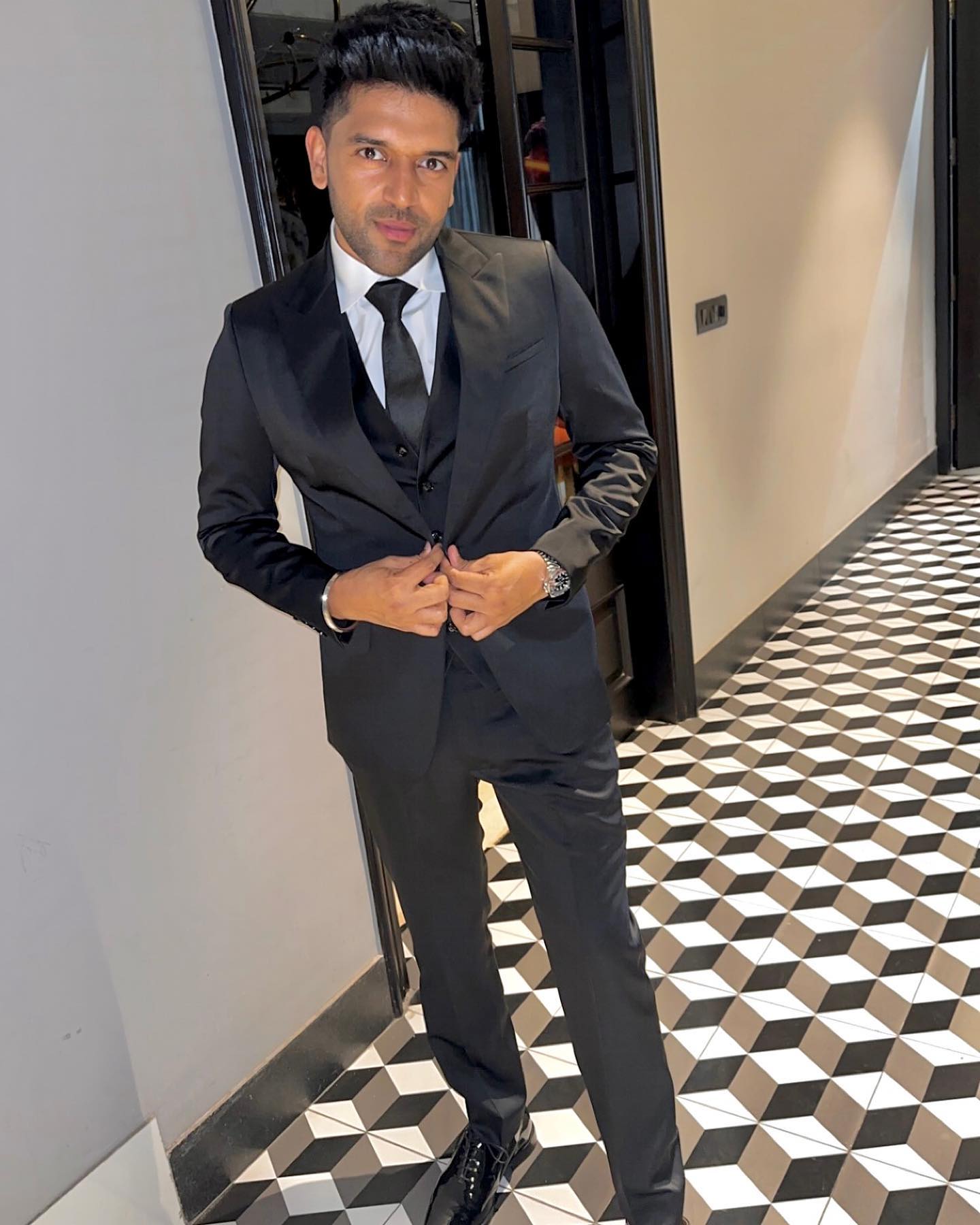 Guru Randhawa Birthday: ਗੁਰੂ ਰੰਧਾਵਾ ਨੇ ਸਟੇਜ ਸ਼ੋਅ ਅਤੇ ਪਾਰਟੀਆਂ ਤੋਂ ਸ਼ੁਰੂ ਕੀਤਾ ਗਾਉਣਾ, ਇਸ ਗੀਤ ਨੇ ਬਣਾਇਆ ਸਟਾਰ