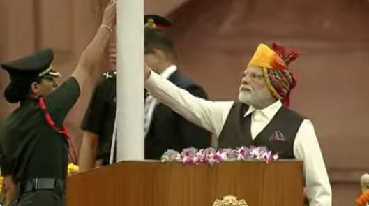 PM ਨਰਿੰਦਰ ਮੋਦੀ ਨੇ ਲਾਲ ਕਿਲ੍ਹੇ ‘ਤੇ 10ਵੀਂ ਵਾਰ ਲਹਿਰਾਇਆ ਤਿਰੰਗਾ