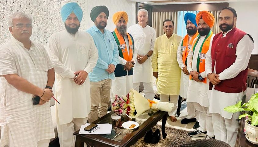 ਜਾਖੜ ਨੇ ਮਜੀਠੀਆ ਨੂੰ ਦਿੱਤਾ ਝਟਕਾ, ਕਈ ਕਰੀਬੀ ਭਾਜਪਾ ‘ਚ ਕੀਤੇ ਸ਼ਾਮਿਲ