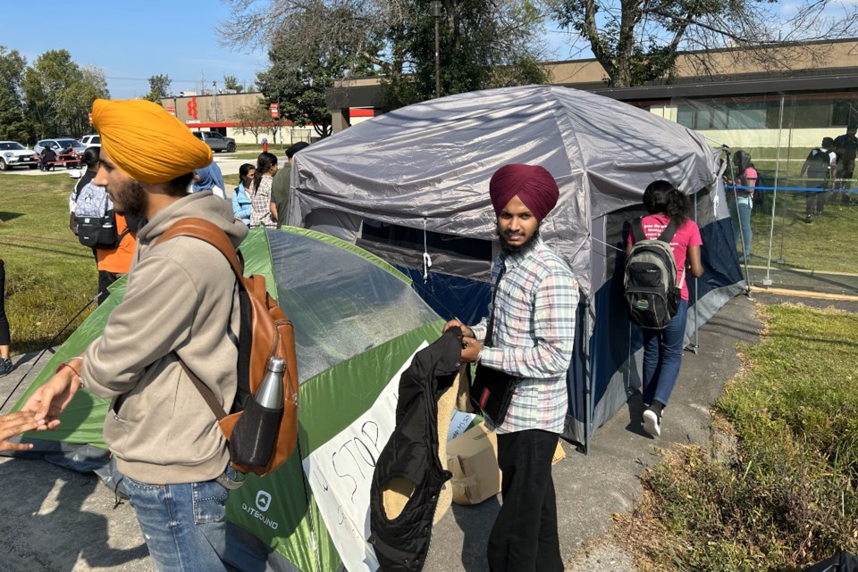 ਕੈਨੇਡਾ ਪੜ੍ਹਨ ਗਏ ਵਿਦਿਆਰਥੀਆਂ ਨੇ ਰਿਹਾਇਸ਼ ਨਾਲ ਮਿਲਣ ਕਾਰਨ ਕਾਲਜਾਂ ਦੇ ਬਾਹਰ ਕੀਤਾ ਪ੍ਰਦਰਸ਼ਨ