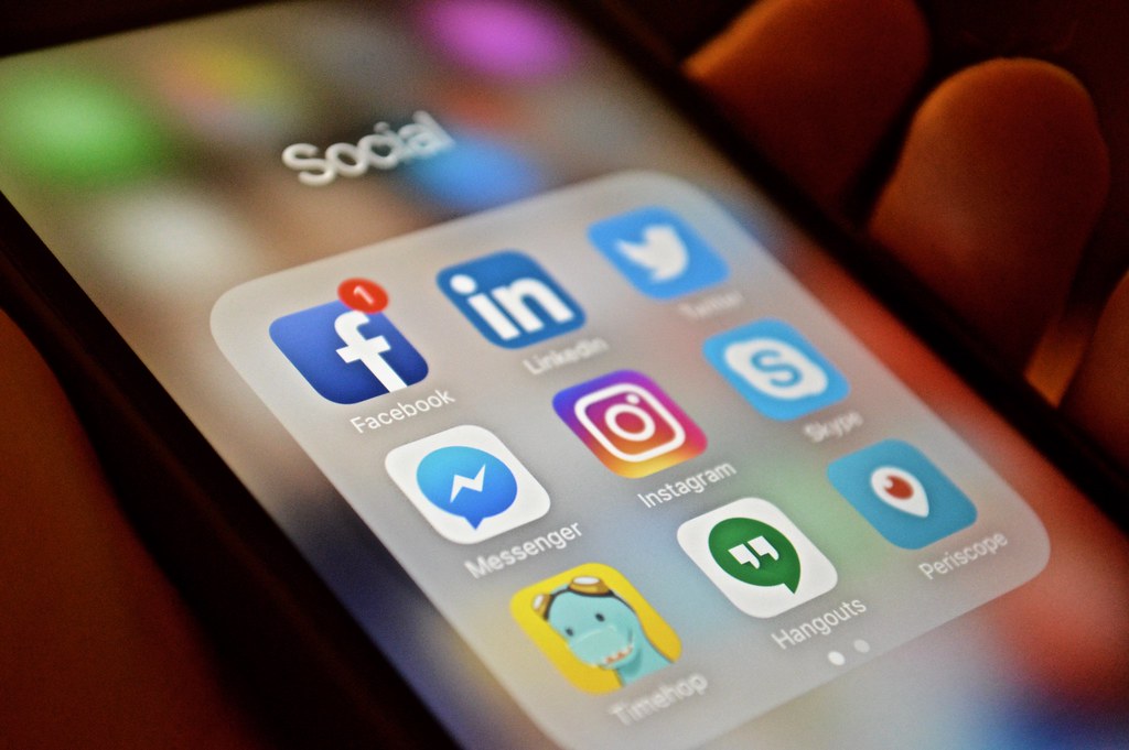 Facebook ਅਤੇ Instagram ਕਰਦੇ ਹਨ ਤੁਹਾਡੀ ਜਾਸੂਸੀ! ਇਸ ਨੂੰ ਰੋਕਣ ਲਈ ਜਾਣੋ Settings