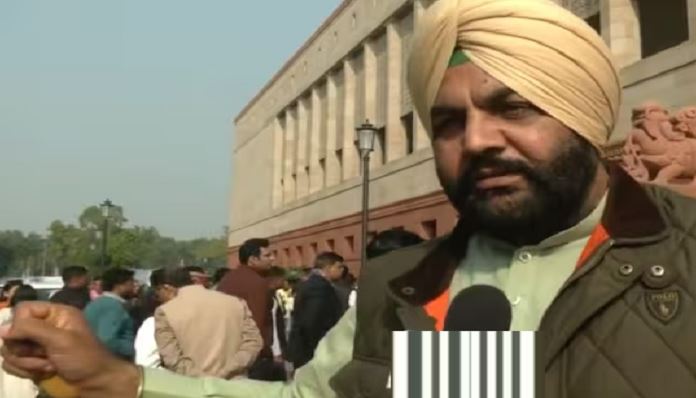 ਲੋਕ ਸਭਾ ਵਿਚ MP ਔਜਲਾ ਨੇ ਦਿਖਾਈ ਹਿੰਮਤ, ਸੰਸਦ ਤੋਂ ਬਾਹਰ ਸੁੱਟਿਆ ‘ਕਲਰ ਸਮੋਗ ਬੰ.ਬ’