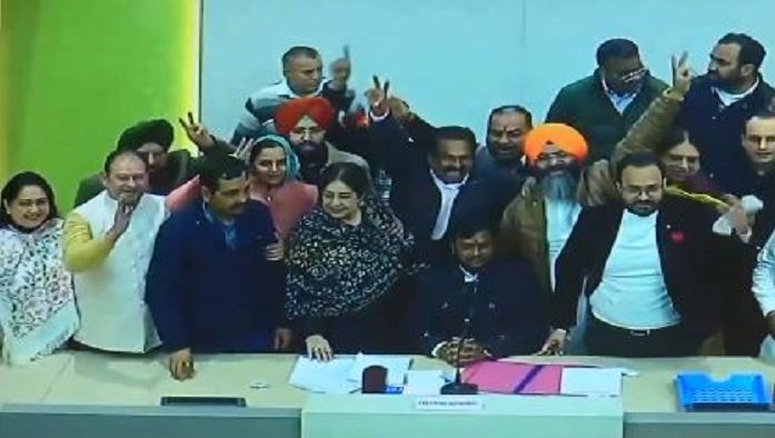 ਚੰਡੀਗੜ੍ਹ ‘ਚ ਭਾਜਪਾ ਦਾ ਮੇਅਰ, ‘ਆਪ’-ਕਾਂਗਰਸ ਨੇ ਲਗਾਏ ਧੱਕੇਸ਼ਾਹੀ ਦੇ ਇਲਜ਼ਾਮ
