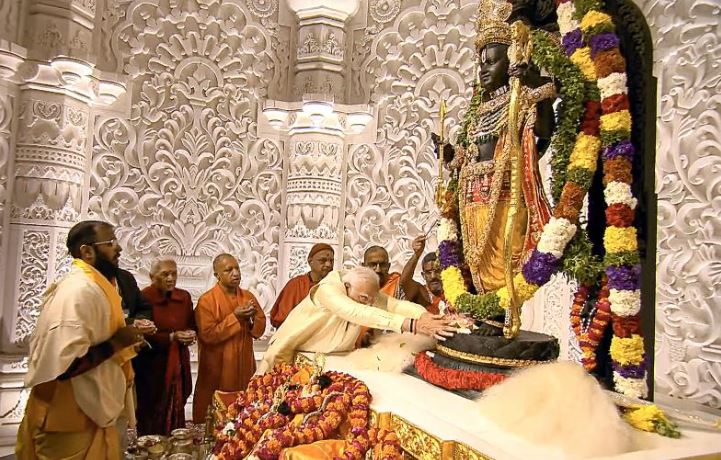 ਅਯੁੱਧਿਆ ‘ਚ ਰਾਮਲੱਲਾ ਦੀ ਪ੍ਰਤਿਮਾ ਦੀ ਹੋਈ ਸਥਾਪਨਾ, PM ਮੋਦੀ ਨੇ ਕੀਤੀ ਪ੍ਰਾਣ ਪ੍ਰਤਿਸ਼ਠਾ