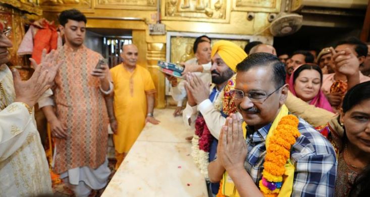 ਦਿੱਲੀ ਦੇ ਮੁੱਖ ਮੰਤਰੀ ਕੇਜਰੀਵਾਲ ਤੇ ਭਗਵੰਤ ਮਾਨ ਨੇ ਹਨੂੰਮਾਨ ਮੰਦਰ ‘ਚ ਕੀਤੀ ਪੂਜਾ