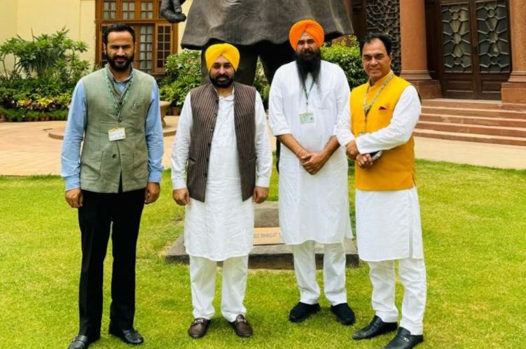 ਪੰਜਾਬ ਤੋਂ 12 MPs ਨੇ ਚੁੱਕੀ ਸਹੁੰ, ਸੰਸਦ ਚ ਨਹੀਂ ਪਹੁੰਚ ਸਕੇ ਅੰਮ੍ਰਿਤਪਾਲ, ਭਗਵੰਤ ਮਾਨ ਵੀ ਪਹੁੰਚੇ ਪਾਰਲੀਮੈਂਟ