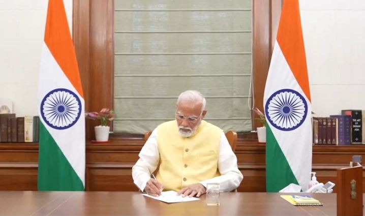 PM ਮੋਦੀ ਨੇ ਅਹੁਦਾ ਸੰਭਾਲਦਿਆਂ ਹੀ ਪਹਿਲੀ ਫਾਈਲ ‘ਤੇ ਕੀਤੇ ਸਾਈਨ, ਕਿਸਾਨਾਂ ਲਈ ਲਿਆ ਵੱਡਾ ਫੈਸਲਾ