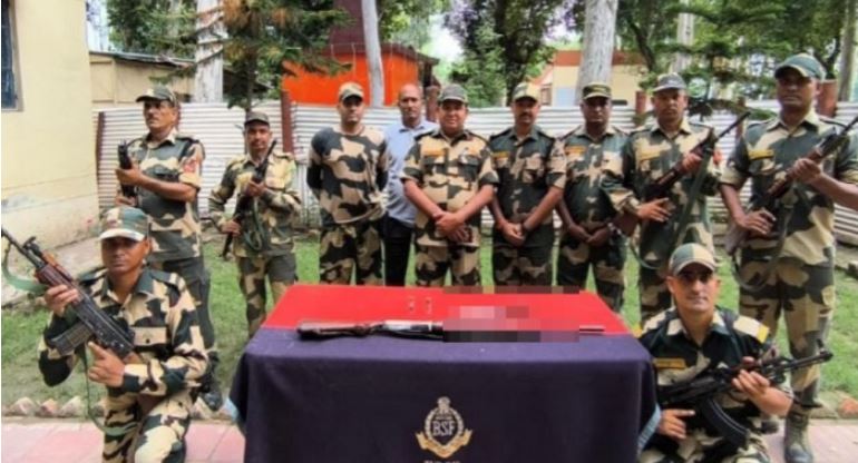 ਅੰਮ੍ਰਿਤਸਰ ‘ਚ BSF ਨੂੰ ਮਿਲੀ ਸਫਲਤਾ, ਸਰਹੱਦ ਤੋਂ ਪਾਕਿਸਤਾਨੀ ਹਥਿਆਰ ਕੀਤੇ ਬਰਾਮਦ, ਤਲਾਸ਼ੀ ਮੁਹਿੰਮ ਜਾਰੀ