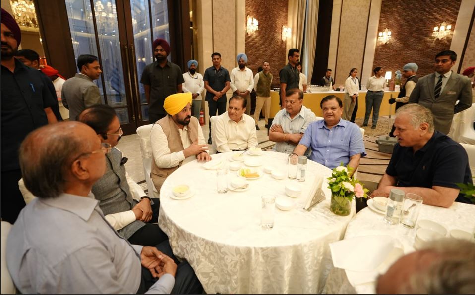 ਮੁੱਖ ਮੰਤਰੀ ਭਗਵੰਤ ਮਾਨ ਨੇ ਜਲੰਧਰ ‘ਚ ਉਦਯੋਗਪਤੀਆਂ ਨਾਲ ਕੀਤਾ ਲੰਚ, ਵਪਾਰੀਆਂ ਦੇ ਮਸਲਿਆਂ ਤੇ ਕੀਤੀ ਚਰਚਾ