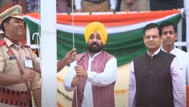 78ਵੇਂ ਆਜ਼ਾਦੀ ਦਿਹਾੜੇ ਮੌਕੇ CM ਭਗਵੰਤ ਮਾਨ ਨੇ ਲਹਿਰਾਇਆ ਤਿਰੰਗਾ, ਕੀਤਾ ਪਰੇਡ ਦਾ ਨਿਰੀਖਣ