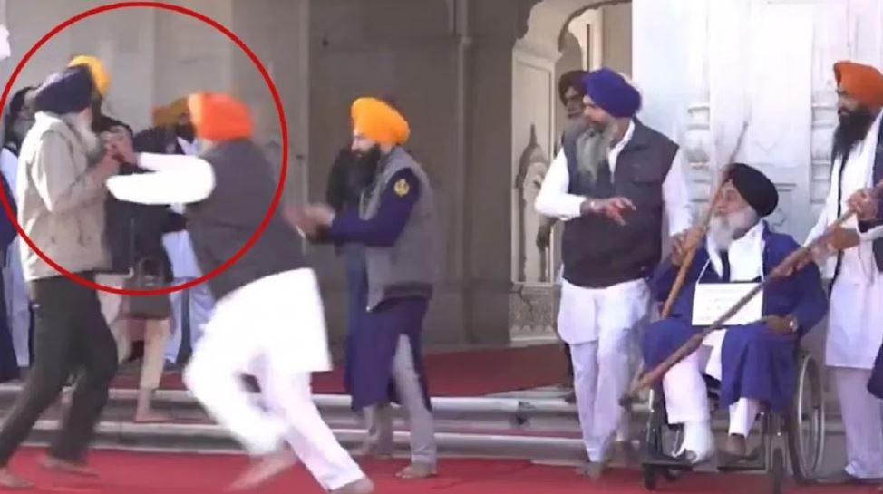 ਦਰਬਾਰ ਸਾਹਿਬ ਬਾਹਰ ਸੇਵਾ ਕਰ ਰਹੇ ਸੁਖਬੀਰ ਬਾਦਲ ‘ਤੇ ਹਮਲਾ,ਵਾਲ ਵਾਲ ਬਚੇ