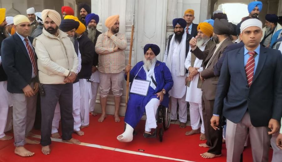 ਸੁਖਬੀਰ ਸਿੱਘ ਬਾਦਲ ਵੱਲੋਂ ਗਲੇ ‘ਚ ਤਖਤੀ ਤੇ ਹੱਥ ‘ਚ ਬਰਛਾ ਲੈ ਕੇ ਸੇਵਾ ਸ਼ੁਰੂ